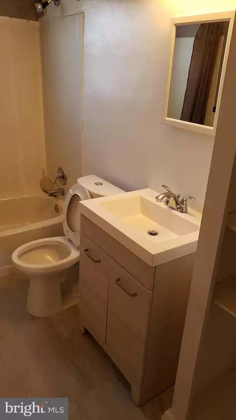 Bath - 3023 Georgetown Rd, Baltimore, MD 21230 photo 2 of 3