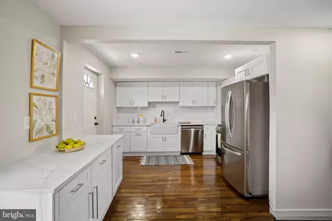 Entry Way - 3918 Glenhunt Rd, Baltimore, MD 21229 photo 2 of 3