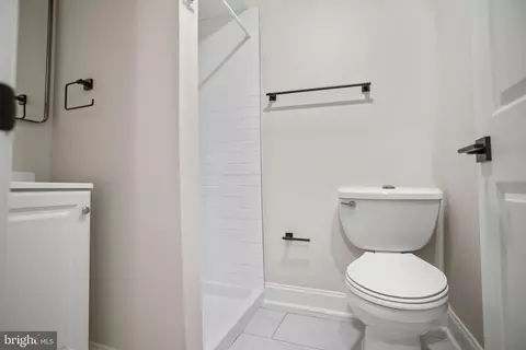 Bath - 3918 Glenhunt Rd, Baltimore, MD 21229 photo 1 of 2