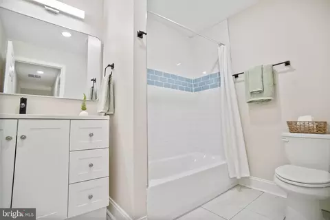 Bath - 3918 Glenhunt Rd, Baltimore, MD 21229 photo 2 of 2