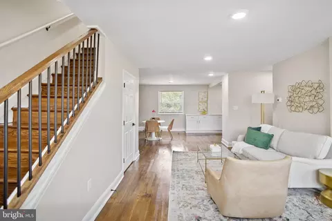 Entry Way - 3918 Glenhunt Rd, Baltimore, MD 21229 photo 1 of 3