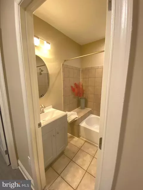 Bath - 3714 E Lombard St, Baltimore, MD 21224 photo 2 of 11