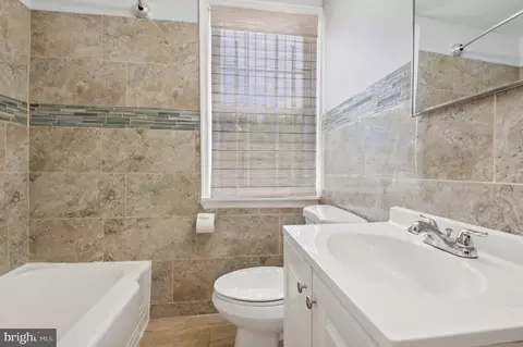 Bath - 854 Evesham Ave, Baltimore, MD 21212 photo 1 of 1