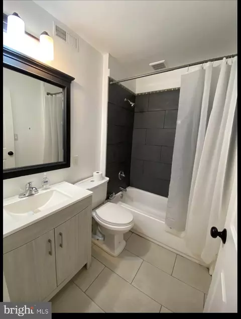 Bath - 312 Marydell Rd, Baltimore, MD 21229 photo 1 of 2