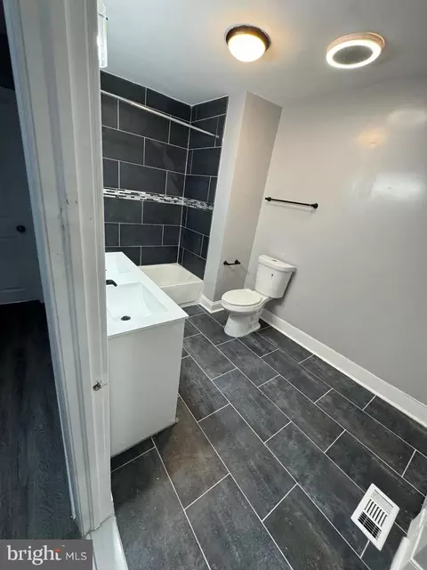 Bath - 2412 Callow Ave, Baltimore, MD 21217 photo 2 of 6
