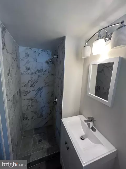 Bath - 1655 Winford Rd, Baltimore, MD 21239 photo 6 of 7