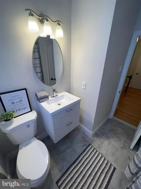 Bath - 1655 Winford Rd, Baltimore, MD 21239 photo 3 of 7