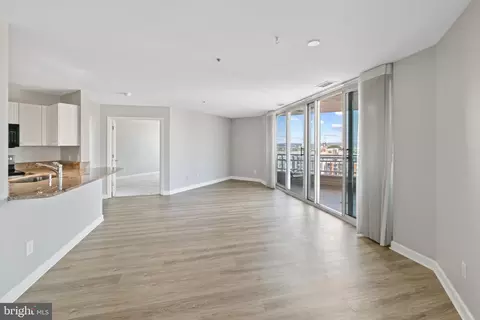 Living - 100 Harborview Dr #1213, Baltimore, MD 21230 photo 3 of 5