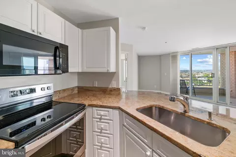 Kitchen - 100 Harborview Dr #1213, Baltimore, MD 21230 photo 2 of 3