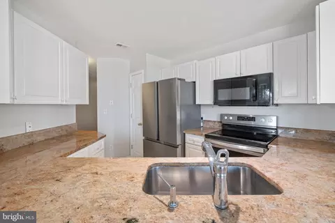 Kitchen - 100 Harborview Dr #1213, Baltimore, MD 21230 photo 3 of 3