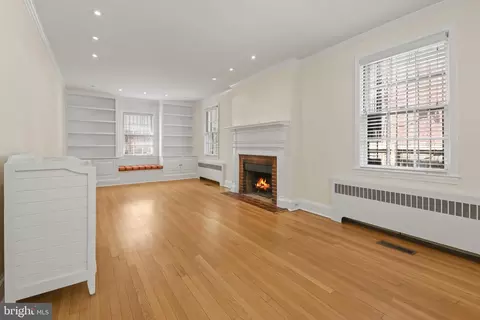 Living - 7 E Madison St, Baltimore, MD 21202 photo 3 of 6