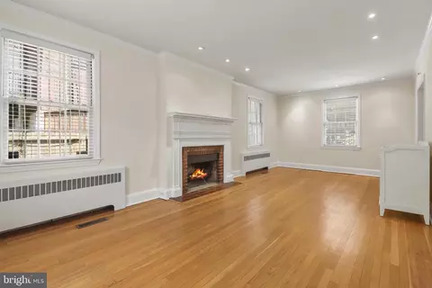 Living - 7 E Madison St, Baltimore, MD 21202 photo 4 of 6