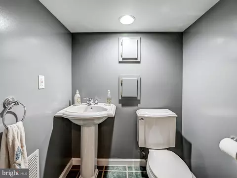 212 E Lake Ave, Baltimore, MD 21212 photo 30