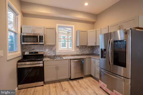 Entry Way - 4108 Boarman Ave, Baltimore, MD 21215 photo 4 of 9