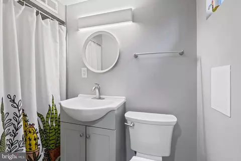 Bath - 941 N Hill Rd, Baltimore, MD 21218 photo 1 of 1