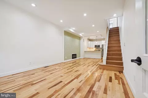 Living - 25 S Potomac St S, Baltimore, MD 21224 photo 2 of 3