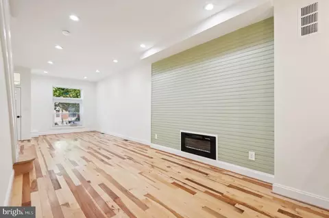 Living - 25 S Potomac St S, Baltimore, MD 21224 photo 3 of 3