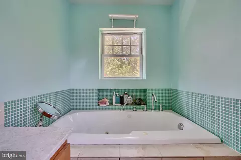 Bath - 612 Hollen Rd, Baltimore, MD 21212 photo 5 of 7