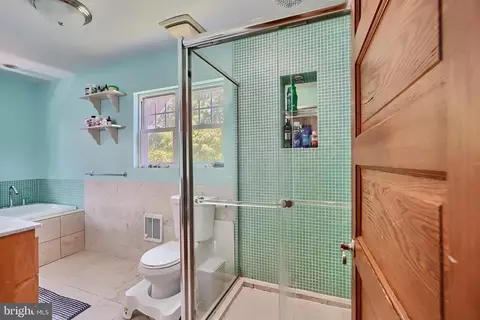 Bath - 612 Hollen Rd, Baltimore, MD 21212 photo 3 of 7