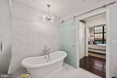Bath - 1200 Steuart St #1715, Baltimore, MD 21230 photo 4 of 5