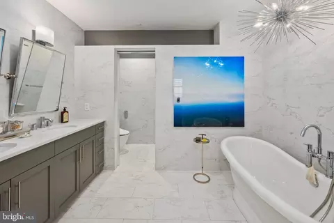 Bath - 1200 Steuart St #1715, Baltimore, MD 21230 photo 3 of 5