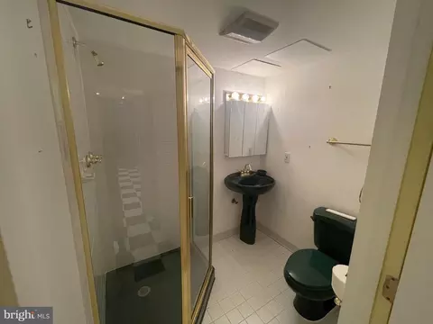 Bath - 1102 S Streeper St, Baltimore, MD 21224 photo 2 of 2