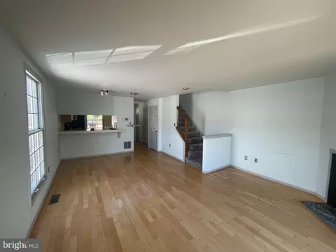 Living - 1102 S Streeper St, Baltimore, MD 21224 photo 3 of 4