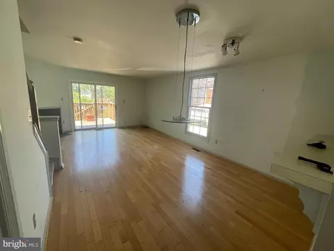 Living - 1102 S Streeper St, Baltimore, MD 21224 photo 1 of 4
