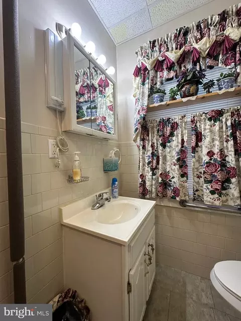 Bath - 3511 Springdale Ave, Baltimore, MD 21216 photo 1 of 6
