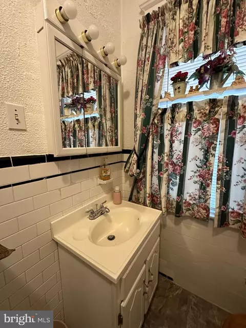 Bath - 3511 Springdale Ave, Baltimore, MD 21216 photo 3 of 6