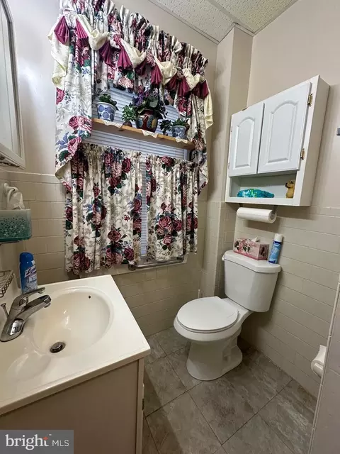 Bath - 3511 Springdale Ave, Baltimore, MD 21216 photo 2 of 6