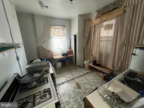 Entry Way - 516 N Schroeder St, Baltimore, MD 21223 photo 4 of 6