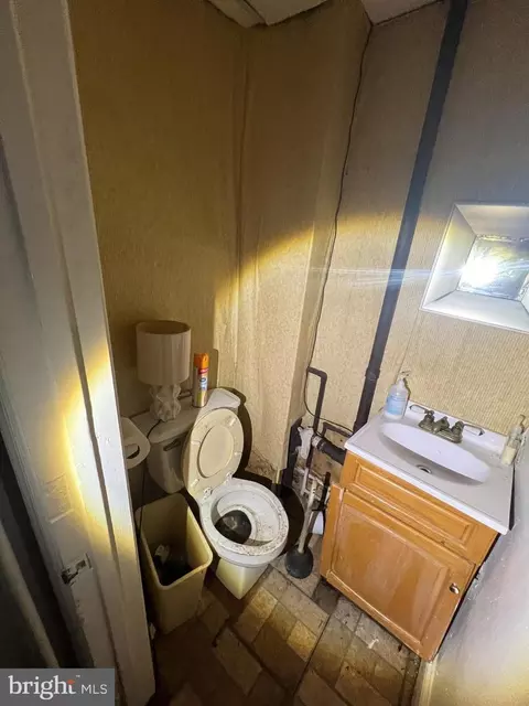 Bath - 516 N Schroeder St, Baltimore, MD 21223 photo 1 of 3