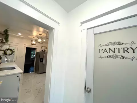 Entry Way - 5214 Biddison Ave, Baltimore, MD 21206 photo 6 of 15