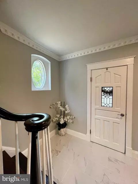 Entry Way - 5214 Biddison Ave, Baltimore, MD 21206 photo 4 of 15