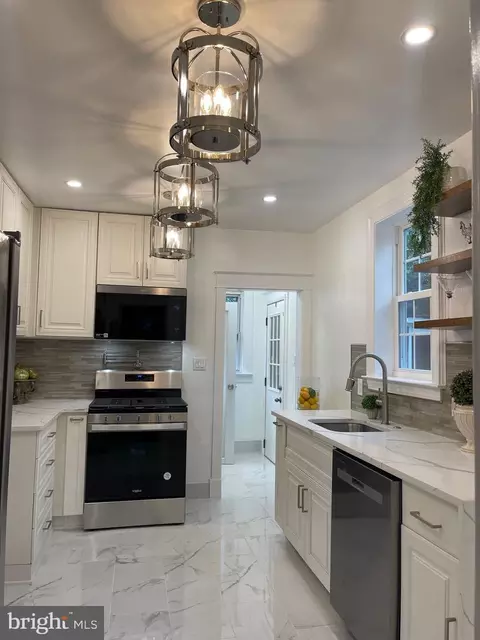 Entry Way - 5214 Biddison Ave, Baltimore, MD 21206 photo 5 of 15