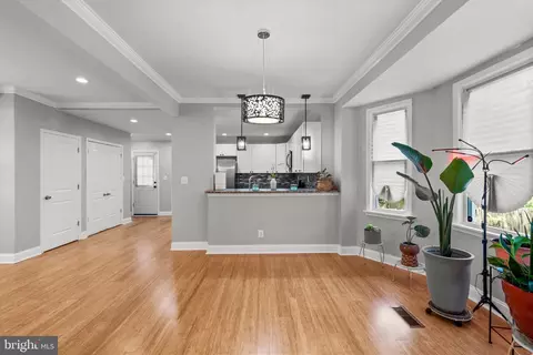 Entry Way - 5938 Kavon Ave, Baltimore, MD 21206 photo 2 of 14