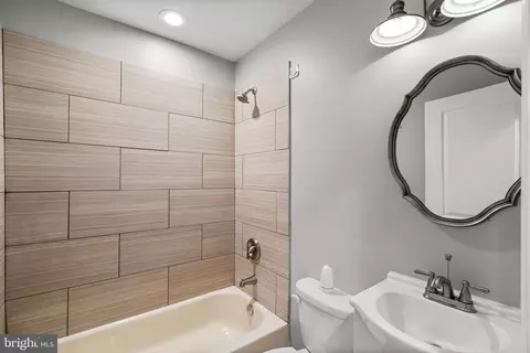 Bath - 5938 Kavon Ave, Baltimore, MD 21206 photo 2 of 5