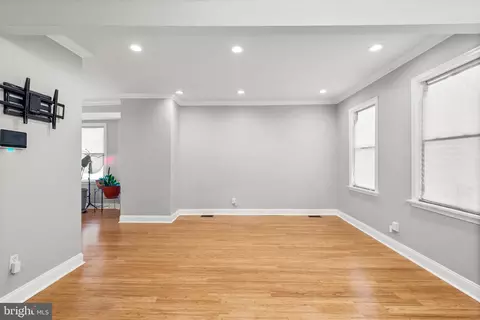 Living - 5938 Kavon Ave, Baltimore, MD 21206 photo 2 of 7