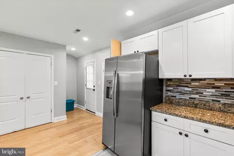 Entry Way - 5938 Kavon Ave, Baltimore, MD 21206 photo 5 of 14