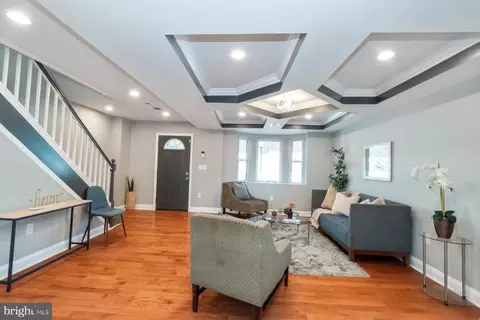 Entry Way - 3827 Crestlyn Rd, Baltimore, MD 21218 photo 4 of 19