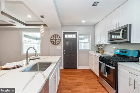 Entry Way - 3827 Crestlyn Rd, Baltimore, MD 21218 photo 12 of 19