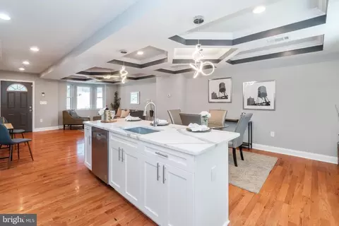 Entry Way - 3827 Crestlyn Rd, Baltimore, MD 21218 photo 9 of 19
