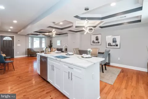 Entry Way - 3827 Crestlyn Rd, Baltimore, MD 21218 photo 10 of 19
