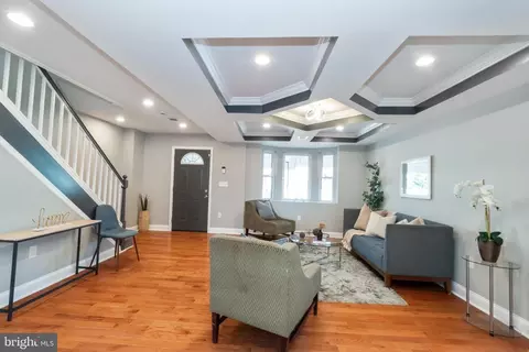 Entry Way - 3827 Crestlyn Rd, Baltimore, MD 21218 photo 3 of 19