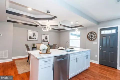 Entry Way - 3827 Crestlyn Rd, Baltimore, MD 21218 photo 6 of 19