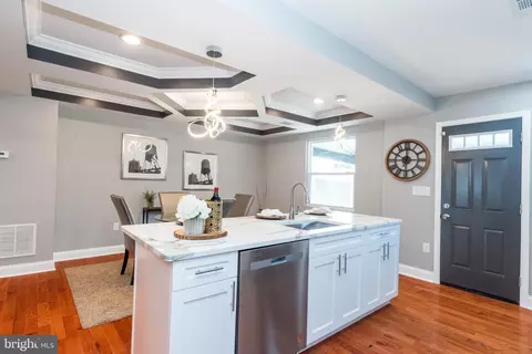 Entry Way - 3827 Crestlyn Rd, Baltimore, MD 21218 photo 5 of 19