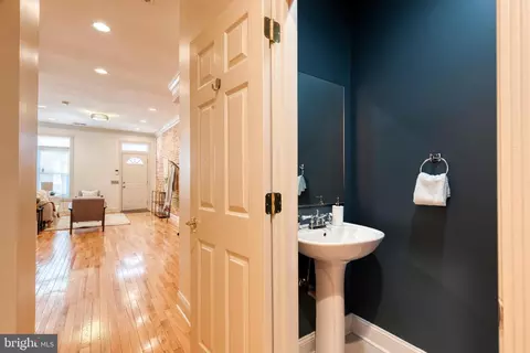 Entry Way - 1824 E Pratt St E, Baltimore, MD 21231 photo 4 of 9