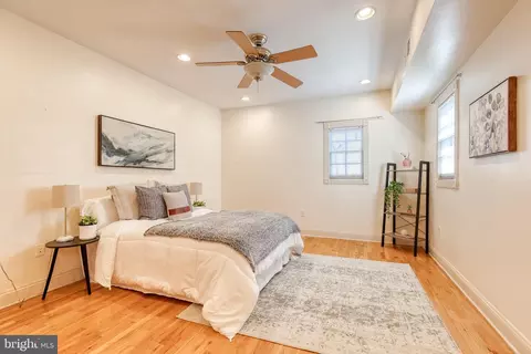 Bedroom - 1824 E Pratt St E, Baltimore, MD 21231 photo 2 of 3