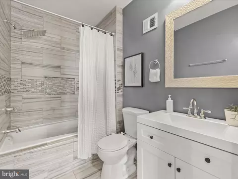 Bath - 233 N Milton Ave, Baltimore, MD 21224 photo 1 of 3